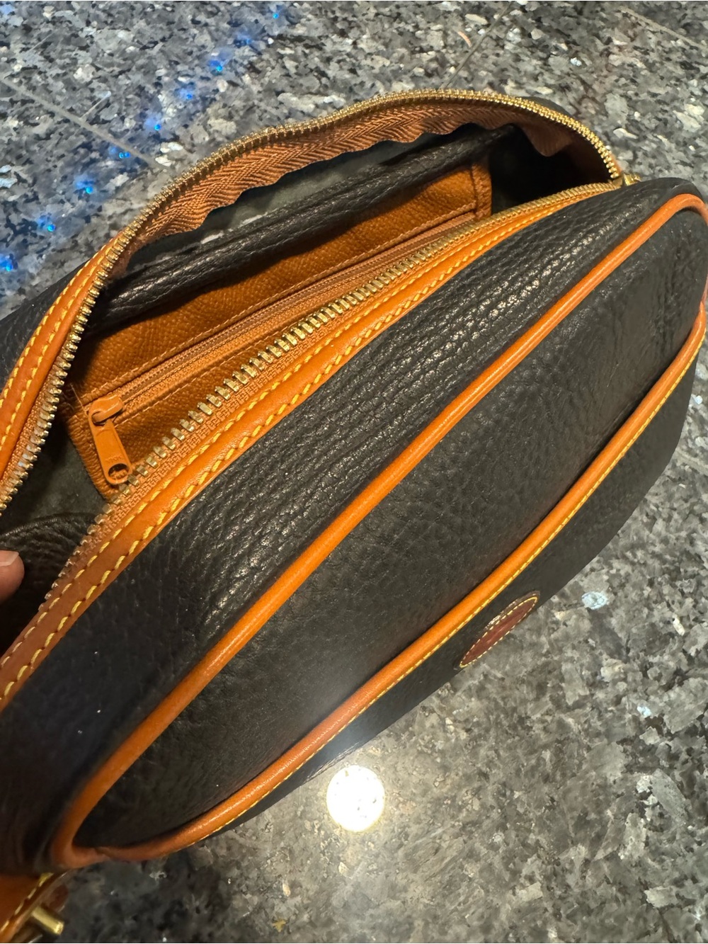 Vintage Dooney & Bourke R217 Camera Bag All Weather Leather - Picture 3 of 7